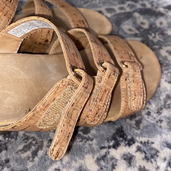 Vionic Dwyn ortho wedge heel sandals with 3 Velcro straps - Picture 5 of 10